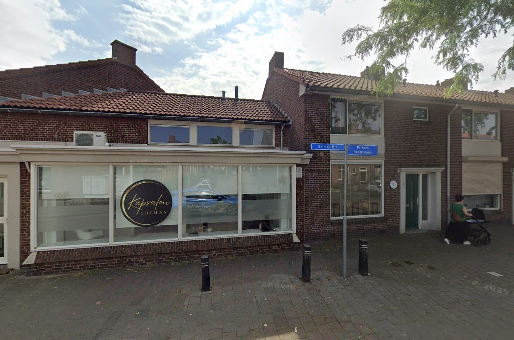 Gevel van Kapsalon Chiman aan het Emmaplein in Bergen op Zoom, met ronde raamsticker