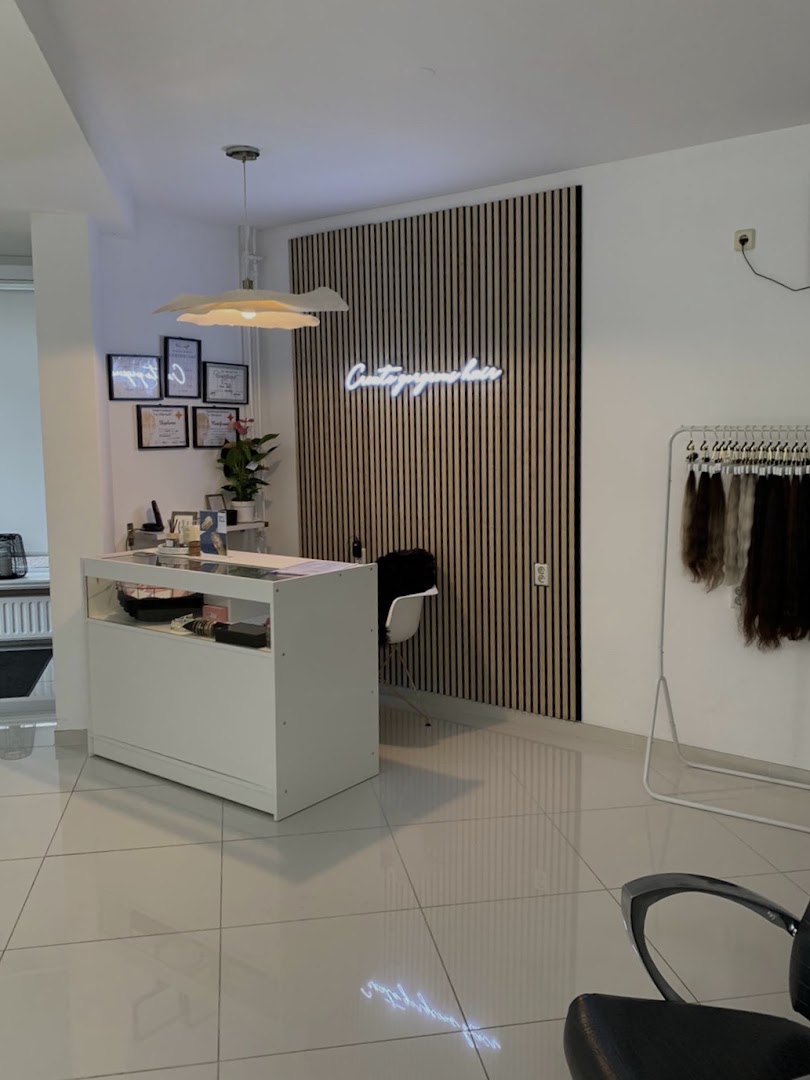 Receptie van Kapsalon Chiman met houten lamellenwand en verlichte naamverlichting
