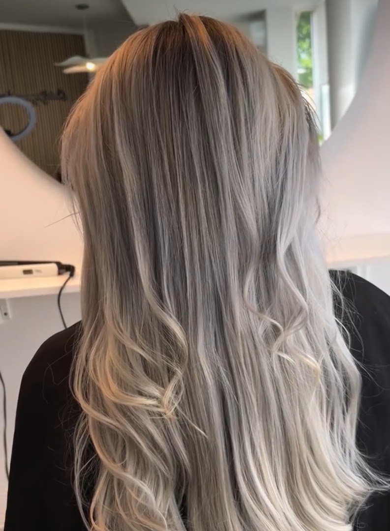 Resultaat: blonde balayage-kleuring van achteren, gemaakt bij Kapsalon Chiman
